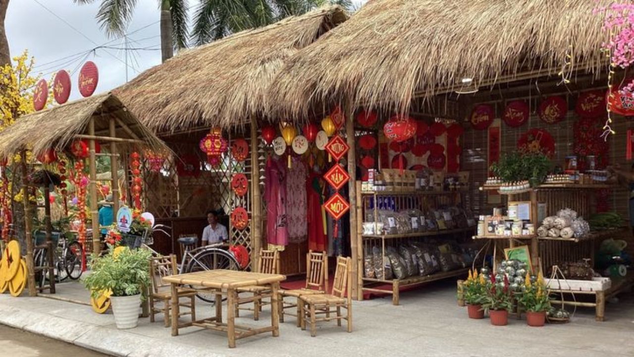 Gian hàng tết truyền thống (Nguồn ảnh_ Bich Hang)