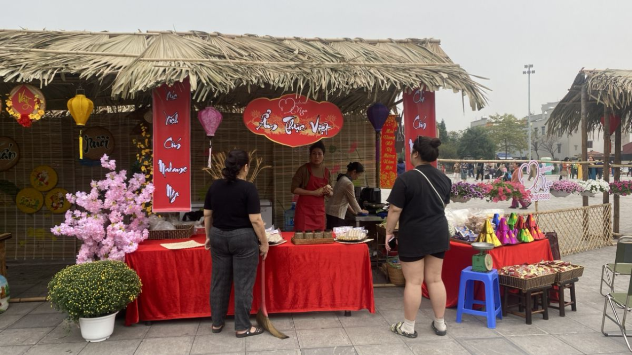Gian hàng ẩm thực Tết