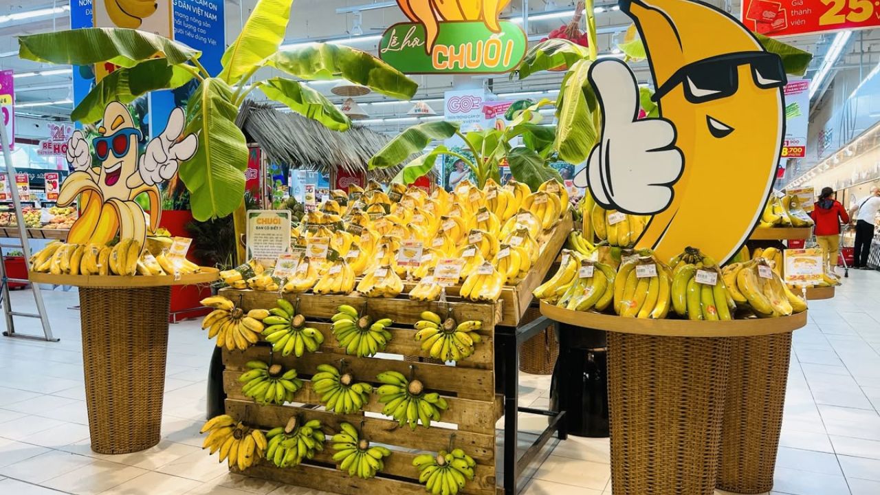 Sử dụng kệ tầng, giỏ mây, thùng gỗ để tạo hình ảnh dân dã