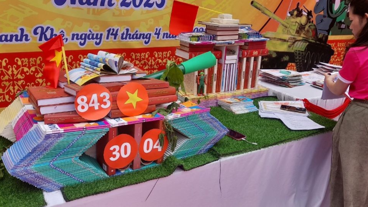 Trang trí gian hàng sách giúp tăng sự chú ý và thu hút khách hàng